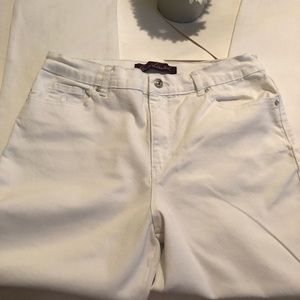 NWOT-Gloria Vanderbilt white jean size 12